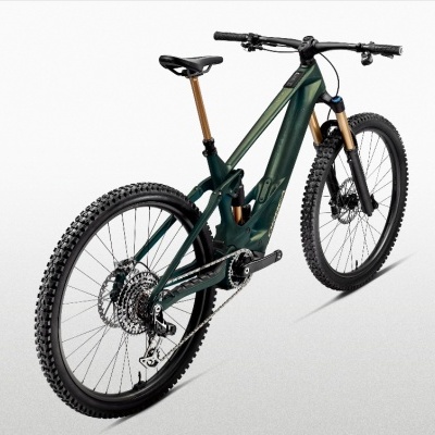 Bicicleta de montanha eléctrica verde escuro com suspensão dourada e pneus pretos de cravos