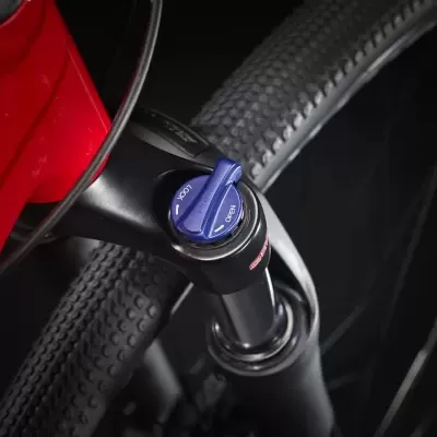 Suspensão dianteira de bicicleta com controle azul e quadro vermelho