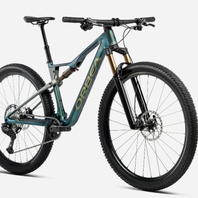 Bicicleta de montanha Orbea azul e cinza com pneus pretos