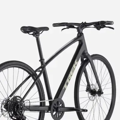 Bicicleta preta de estrada com quadro TREK em fundo claro