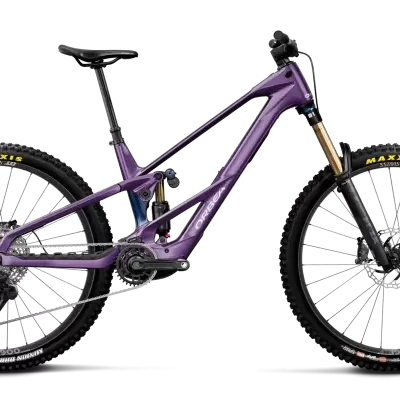 Bicicleta de montanha elétrica roxa com pneus Maxxis e suspensão dourada preta