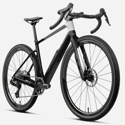 Bicicleta de estrada Orbea preta e cinza com pneus grossos e quadro de fibra de carbono