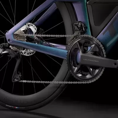 Detalhe do sistema de transmissão Shimano Ultegra numa bicicleta azul e preta.