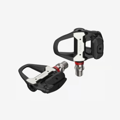 Par de pédais de bicicleta em preto e prata com detalhes em vermelho