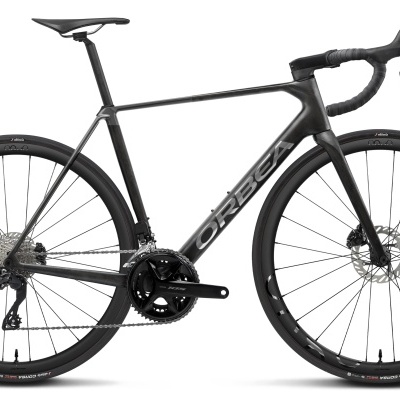 Bicicleta de estrada preta Orbea com quadro de carbono e rodas com pneus Vittoria.