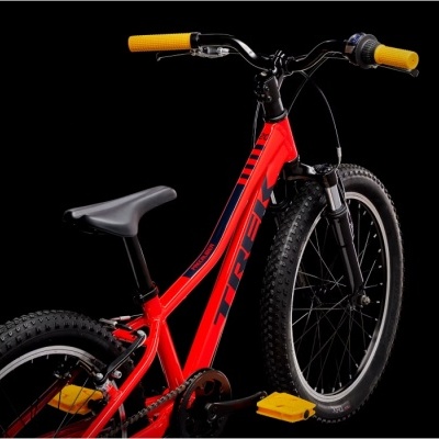 Bicicleta vermelha para criança com punhos e pedais amarelos