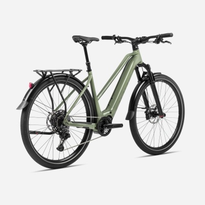 Bicicleta elétrica verde com guardalamas e bagageira preta