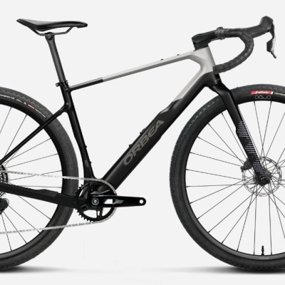 bicicleta de estrada Orbea preta e cinza com pneus Vittoria e travões de disco