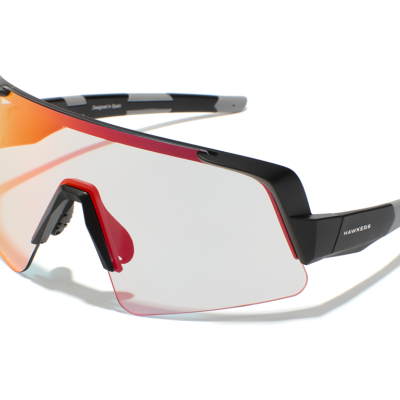 Óculos desportivos com lente grande laranja e armação preta e vermelha