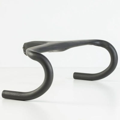 Guiador de bicicleta preto em carbono com design curvo, sobre superfície branca