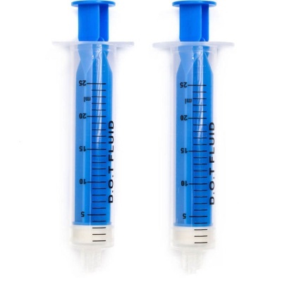 Duas seringas com líquido azul e marcações até 25 ml