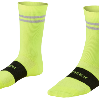 Meias amarelo neon com riscas cinzentas e reforço preto com texto TREK