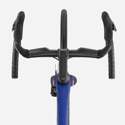 Guiador preto de bicicleta de estrada com quadro azul