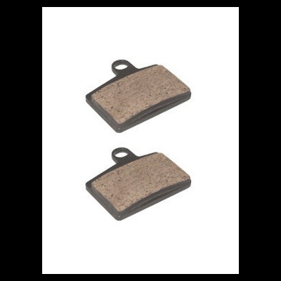 Duas pastilhas de travão castanhas claras com suporte preto e aba circular na parte superior, em fundo branco