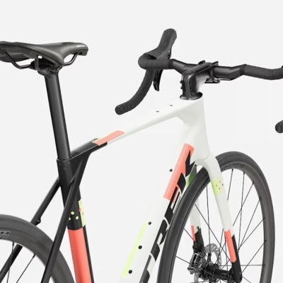 Bicicleta de estrada com quadro em carbono colorido