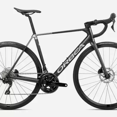 Bicicleta de estrada preta e cinza com travões de disco e pneus Vittoria Zaffiro
