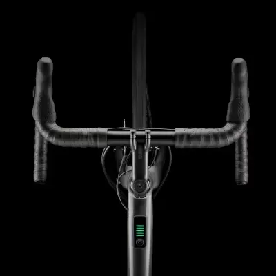 Guiador de bicicleta preta com ecrã digital e indicador de bateria