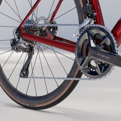 Bicicleta de estrada vermelha com transmissão Shimano Ultegra e roda de carbono