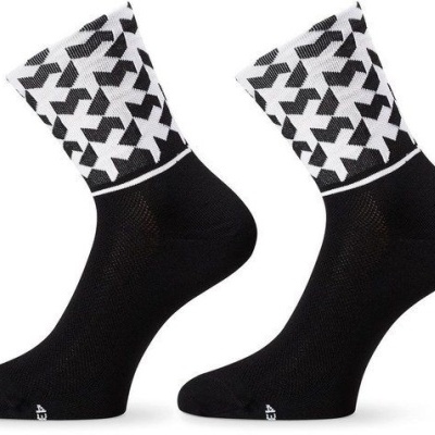Meias esportivas pretas com padrão geométrico branco e preto no cano