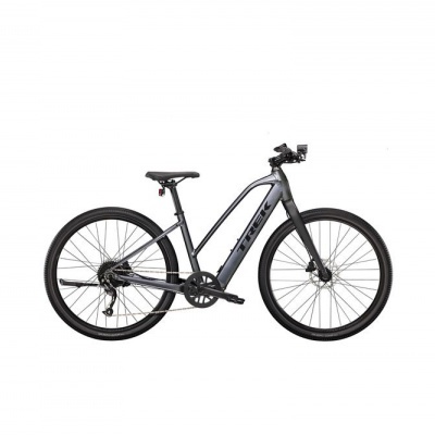 Bicicleta elétrica cinza escuro com pneus pretos em fundo branco