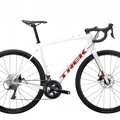 Bicicleta de estrada branca com logo TREK vermelho e rodas pretas