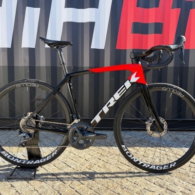 Bicicleta de estrada TREK preta e vermelha com rodas Bontrager e travões a disco