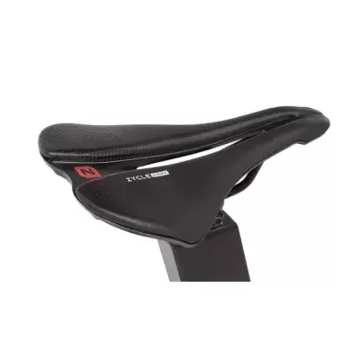Selim de bicicleta preto com logótipo ZYCLE e N vermelho
