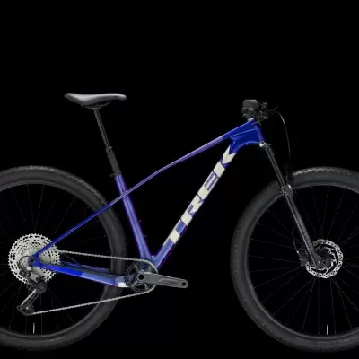 Bicicleta de montanha Trek azul e preta sobre fundo preto