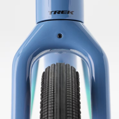 Quadro de bicicleta azul com pneu preto e marca TREK