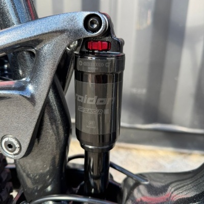 Amortecedor traseiro de bicicleta preto metálico com detalhes vermelhos