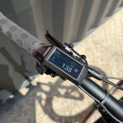 Ecrã digital no guiador da bicicleta com informações de bateria e distância