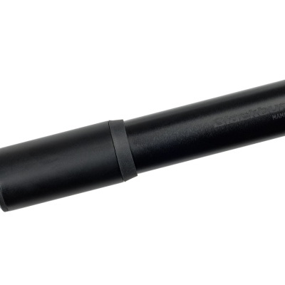 Luneta monocular preta com detalhes em metal prateado