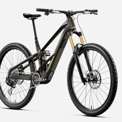 Bicicleta de montanha cinza escuro com suspensão e pneus grossos