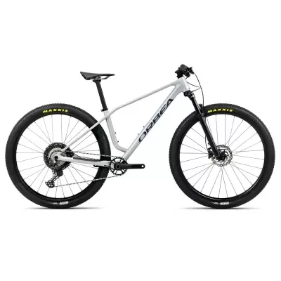 Bicicleta de montanha Orbea com pneus pretos Maxxis
