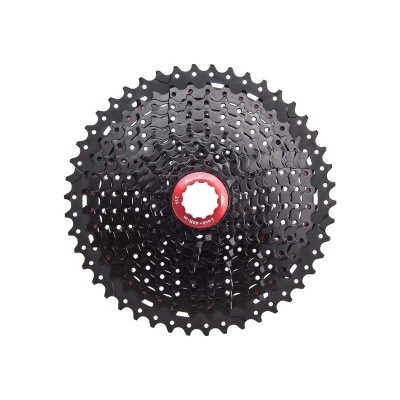 cassete preta para bicicleta com peça vermelha central e inscrições brancas