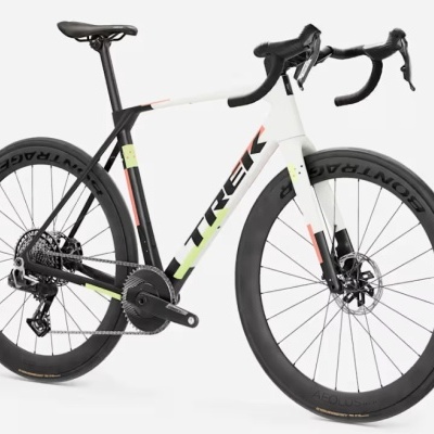 Bicicleta de estrada TREK com quadro colorido e rodas BONTRAGER