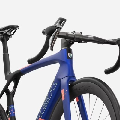Bicicleta de estrada azul e preta com roda dianteira e guiador preto