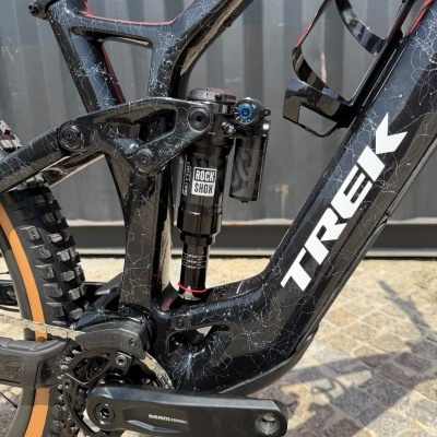 Quadro de bicicleta de montanha preto com suspensão e pedaleira