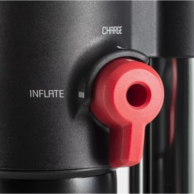 Válvula preta com alavanca vermelha e texto INFLATE e CHARGE