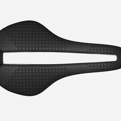 Selim de bicicleta preto com corte central e textura perfurada