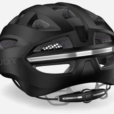 Capacete de ciclismo preto com faixa LED e aberturas de ventilação