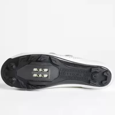 Sola preta antiderrapante de sapatilha branca para ciclismo mostrada de baixo