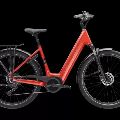 Bicicleta elétrica vermelha com quadro em passo baixo e bagageira traseira