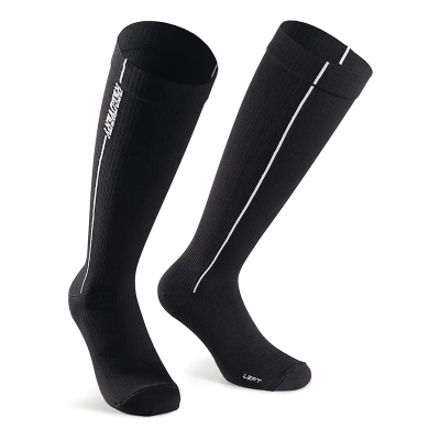 Meias desportivas pretas compridas com linha branca vertical e palavra KALASPORT