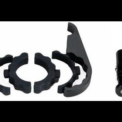 Conjunto de acessórios preto para montagem sobre fundo branco