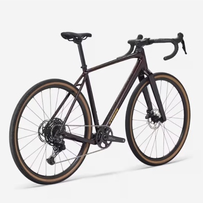 Bicicleta de corrida preta com pneus marrons