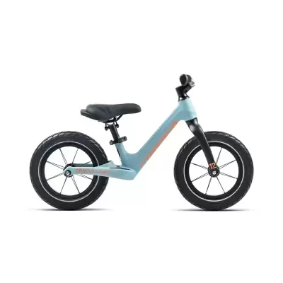 Bicicleta infantil sem pedais azul claro com rodas pretas e detalhes em laranja.