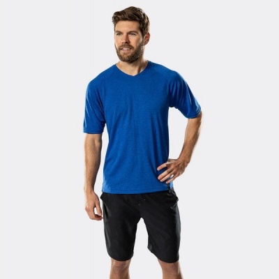 Homem vestindo t-shirt azul e calções pretos em fundo branco