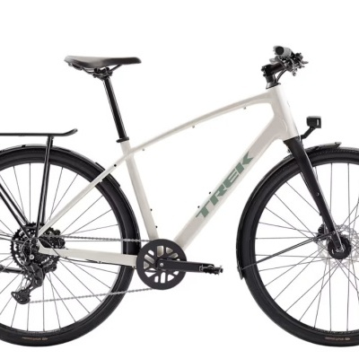 Bicicleta urbana branca e preta Trek com bagageira e luz dianteira