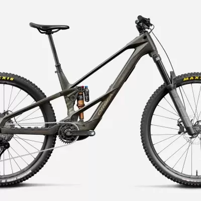 Bicicleta de montanha elétrica Orbea cinza escuro com pneus Maxxis